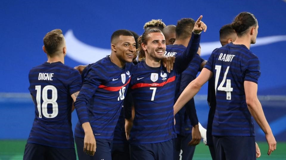 France reach the knockout stages after a second successive victory